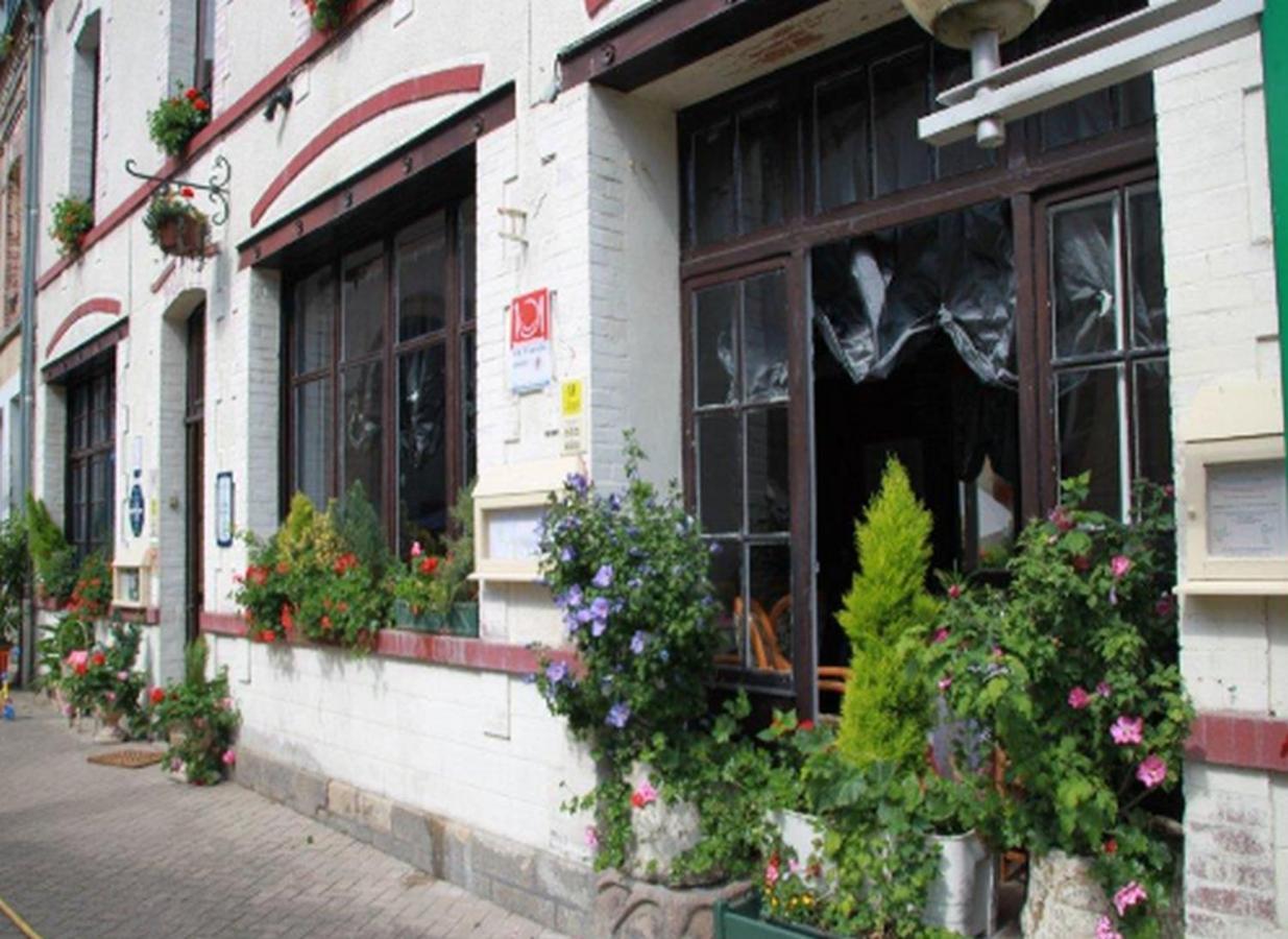 Sées Logis Hotel Et Restaurant Du Dauphin מראה חיצוני תמונה