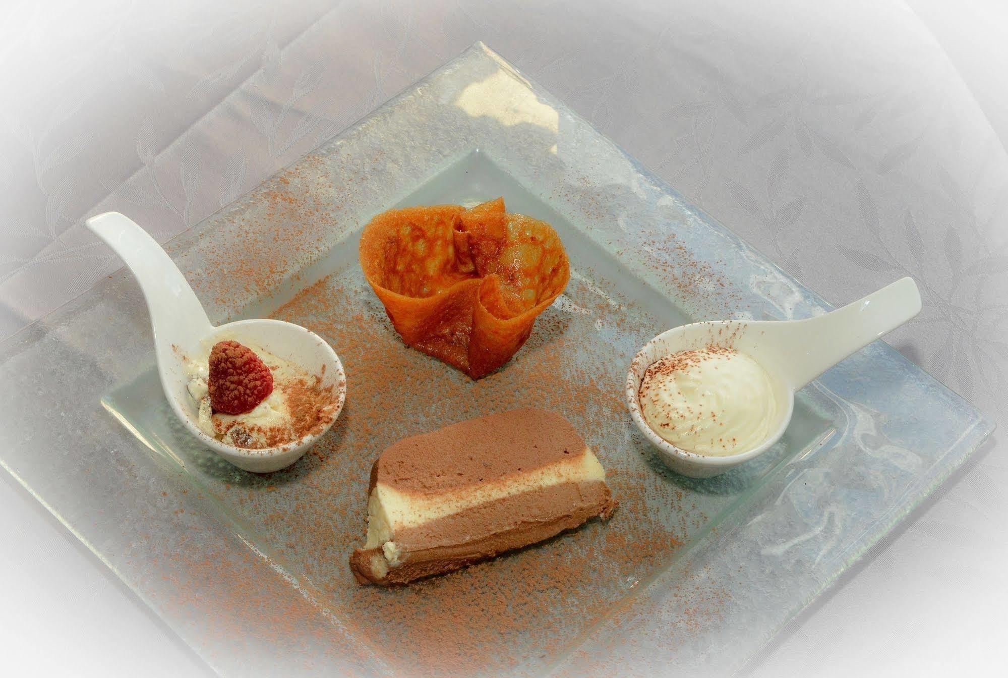 Sées Logis Hotel Et Restaurant Du Dauphin מראה חיצוני תמונה