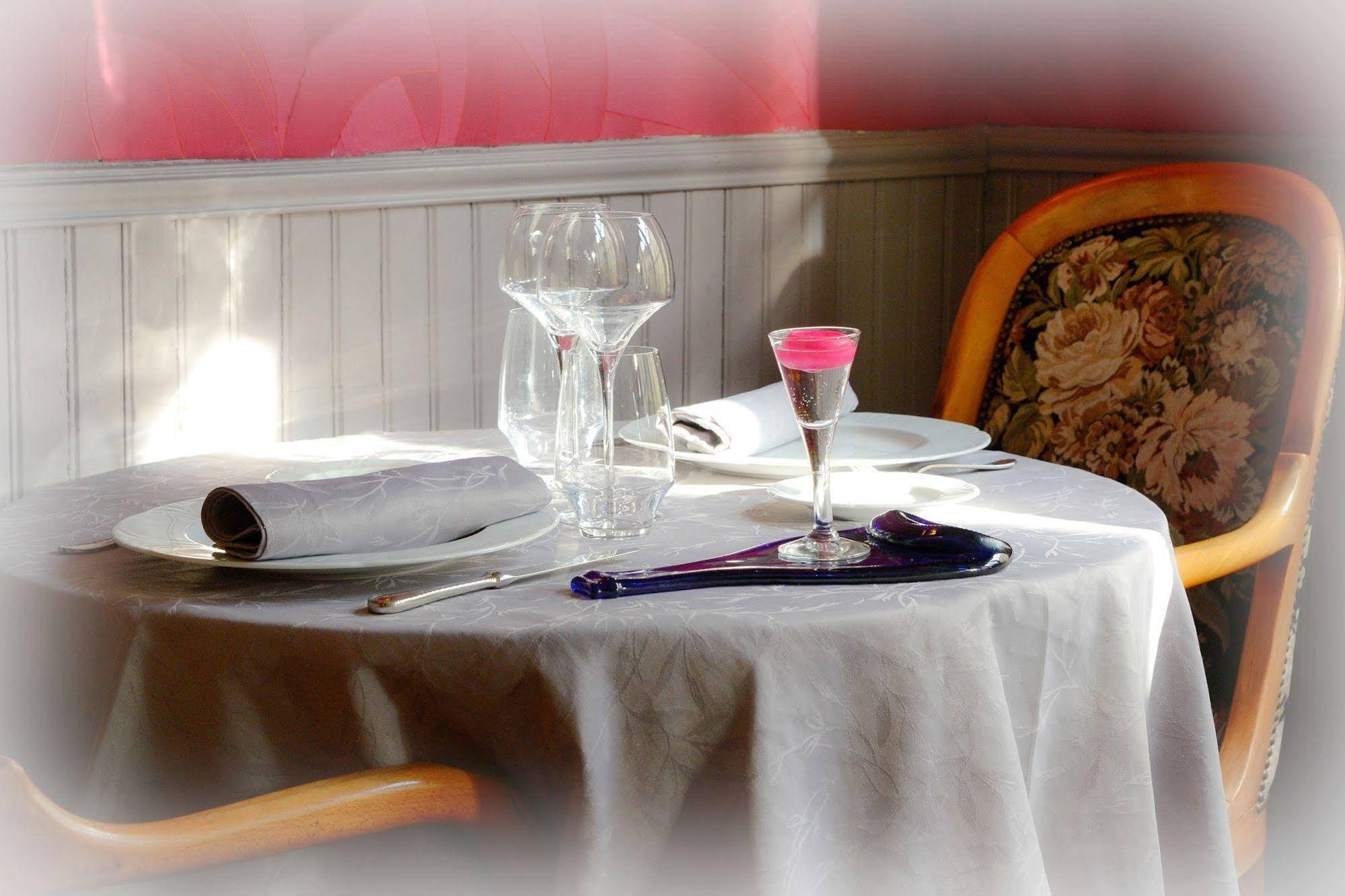 Sées Logis Hotel Et Restaurant Du Dauphin מראה חיצוני תמונה