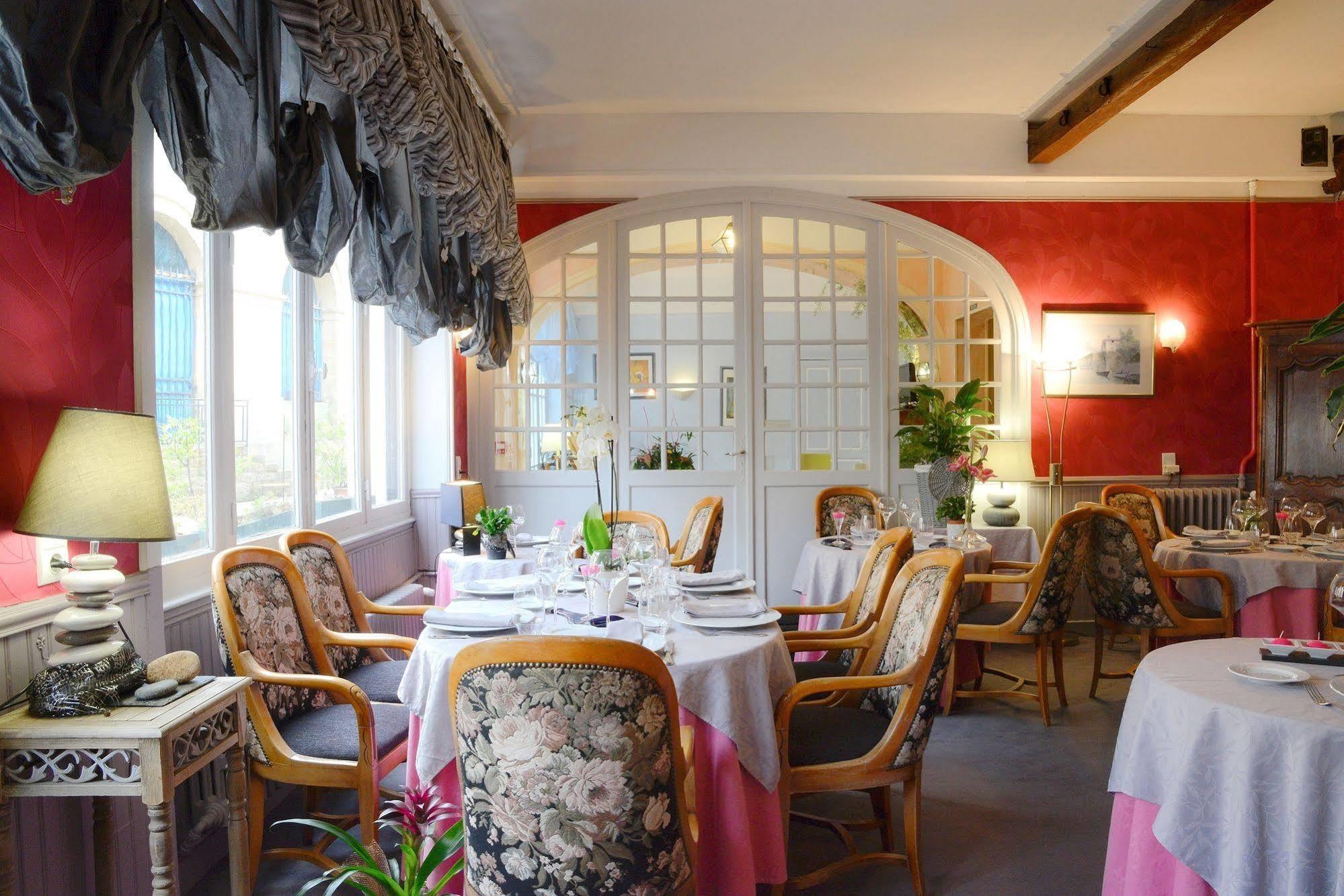 Sées Logis Hotel Et Restaurant Du Dauphin מראה חיצוני תמונה