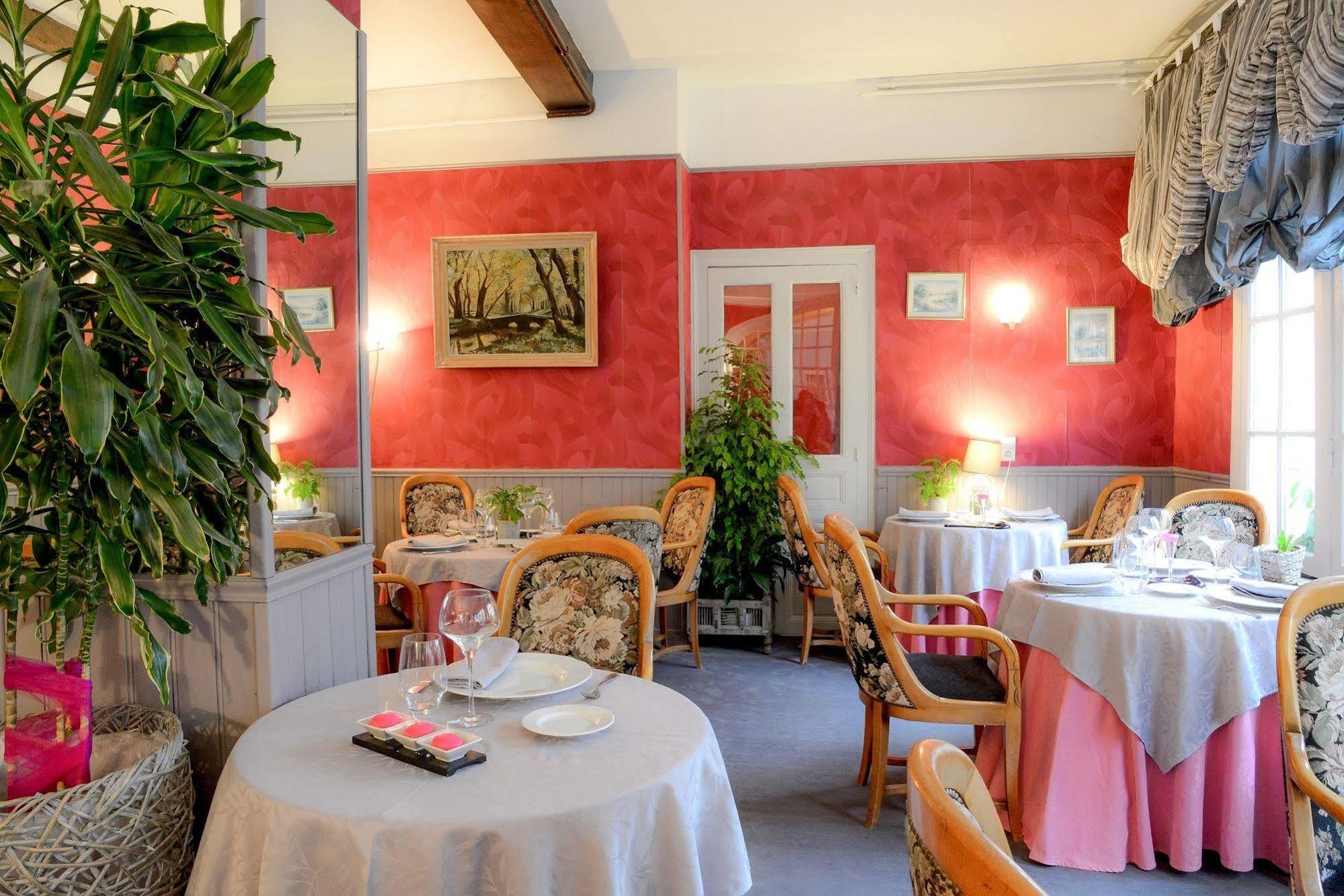 Sées Logis Hotel Et Restaurant Du Dauphin מראה חיצוני תמונה