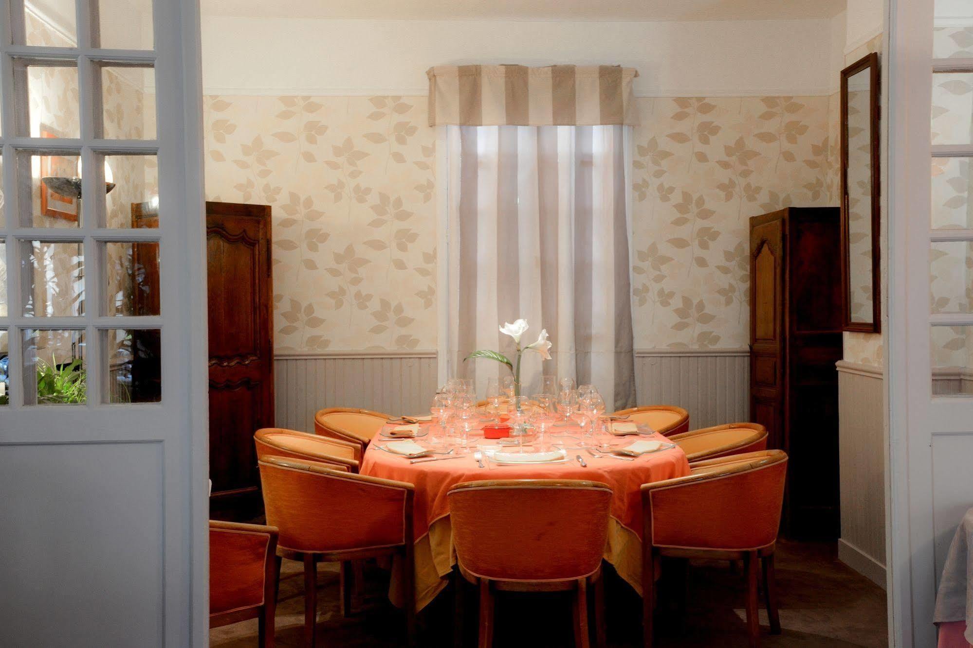 Sées Logis Hotel Et Restaurant Du Dauphin מראה חיצוני תמונה