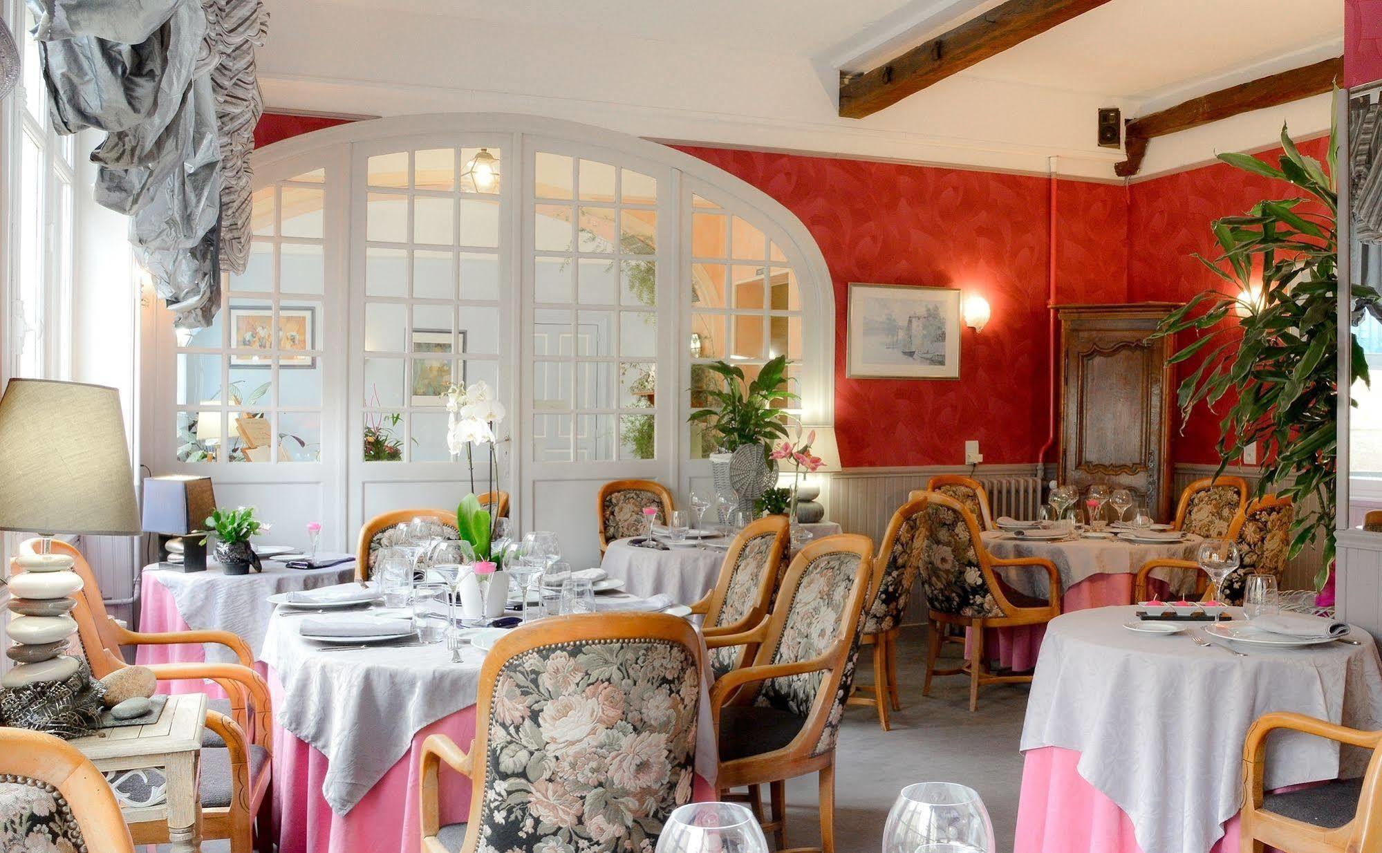 Sées Logis Hotel Et Restaurant Du Dauphin מראה חיצוני תמונה
