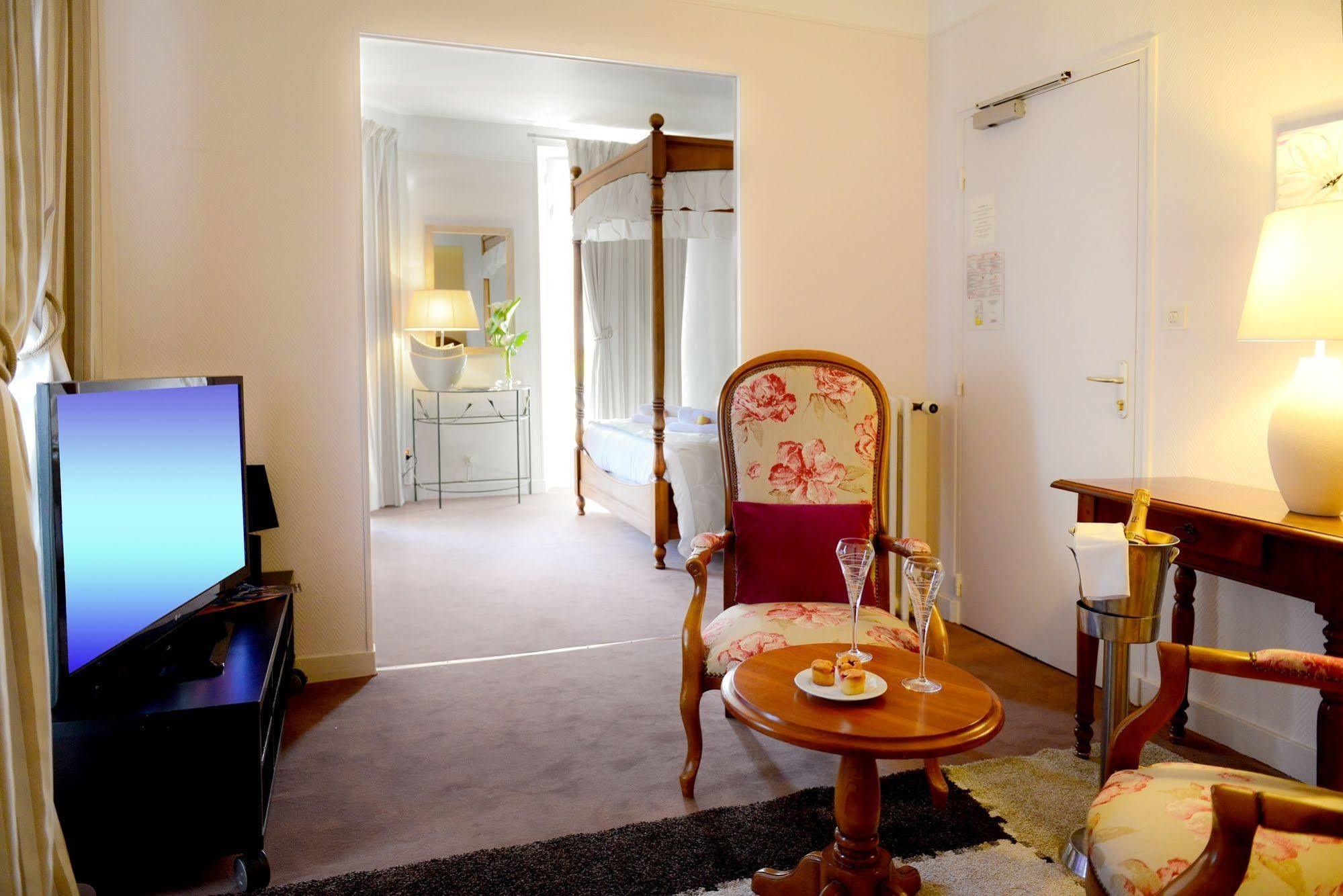 Sées Logis Hotel Et Restaurant Du Dauphin מראה חיצוני תמונה