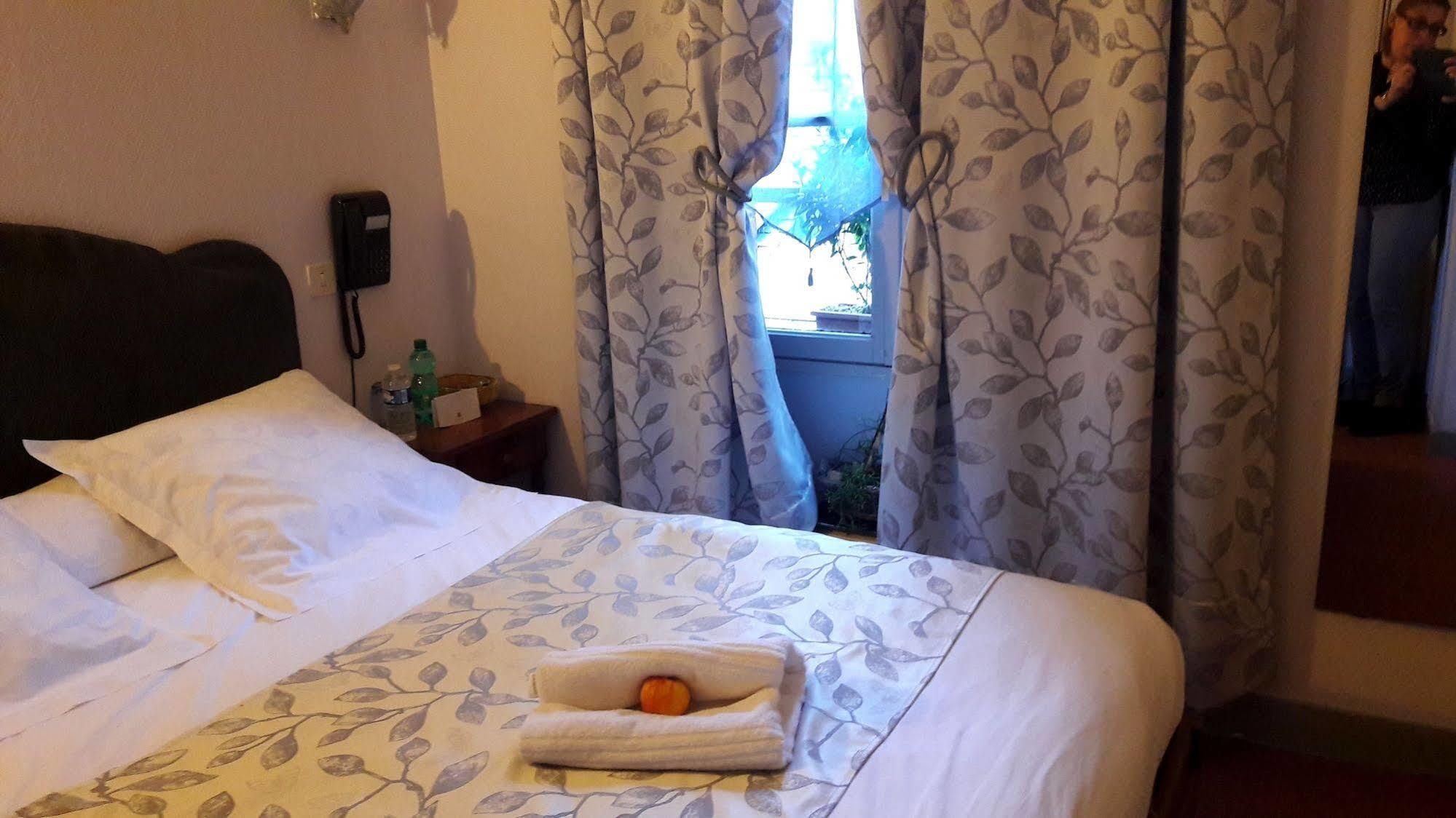 Sées Logis Hotel Et Restaurant Du Dauphin מראה חיצוני תמונה